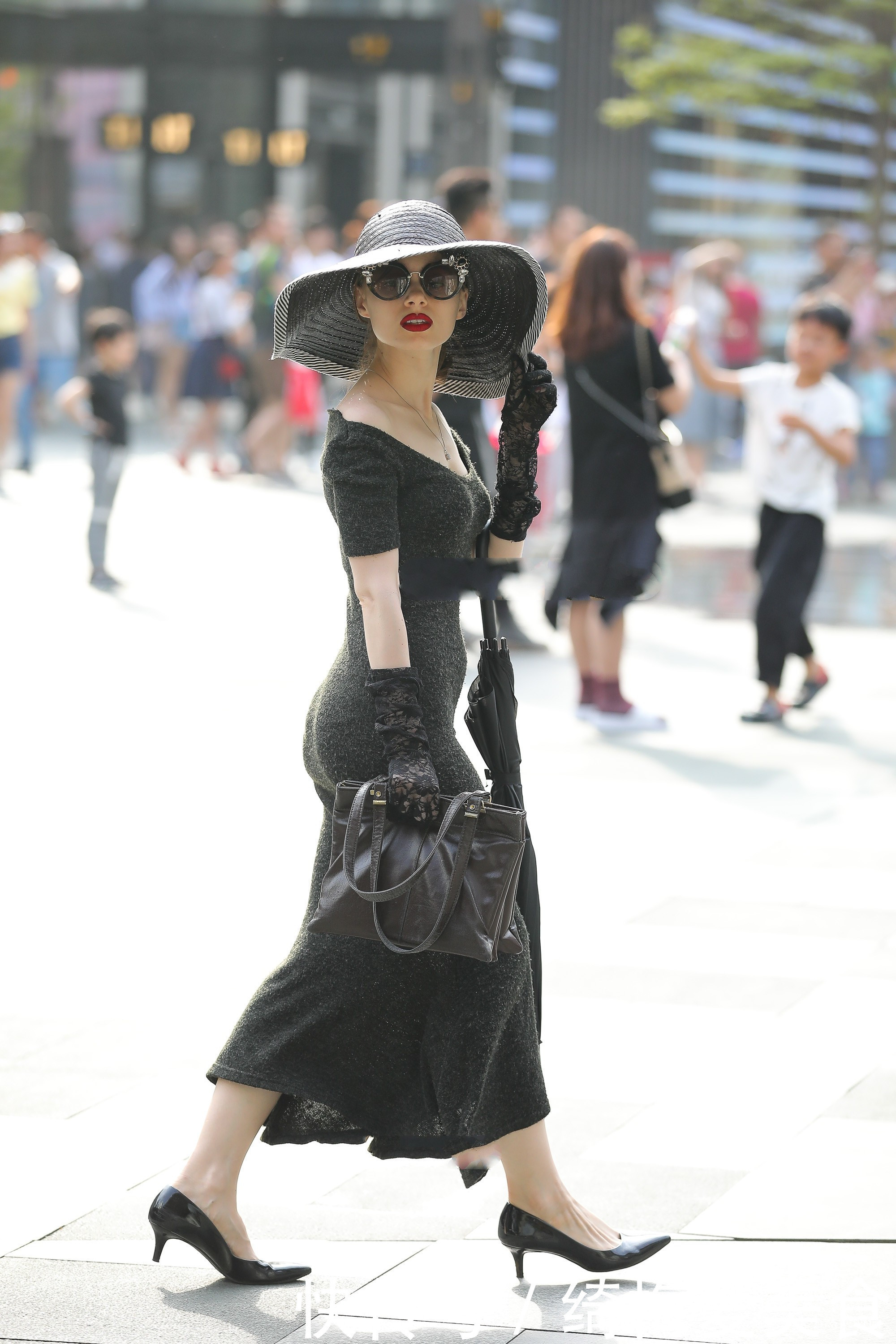 美女街上秀身材,身材纤细的人也能展现强势的美,“百分百女孩”