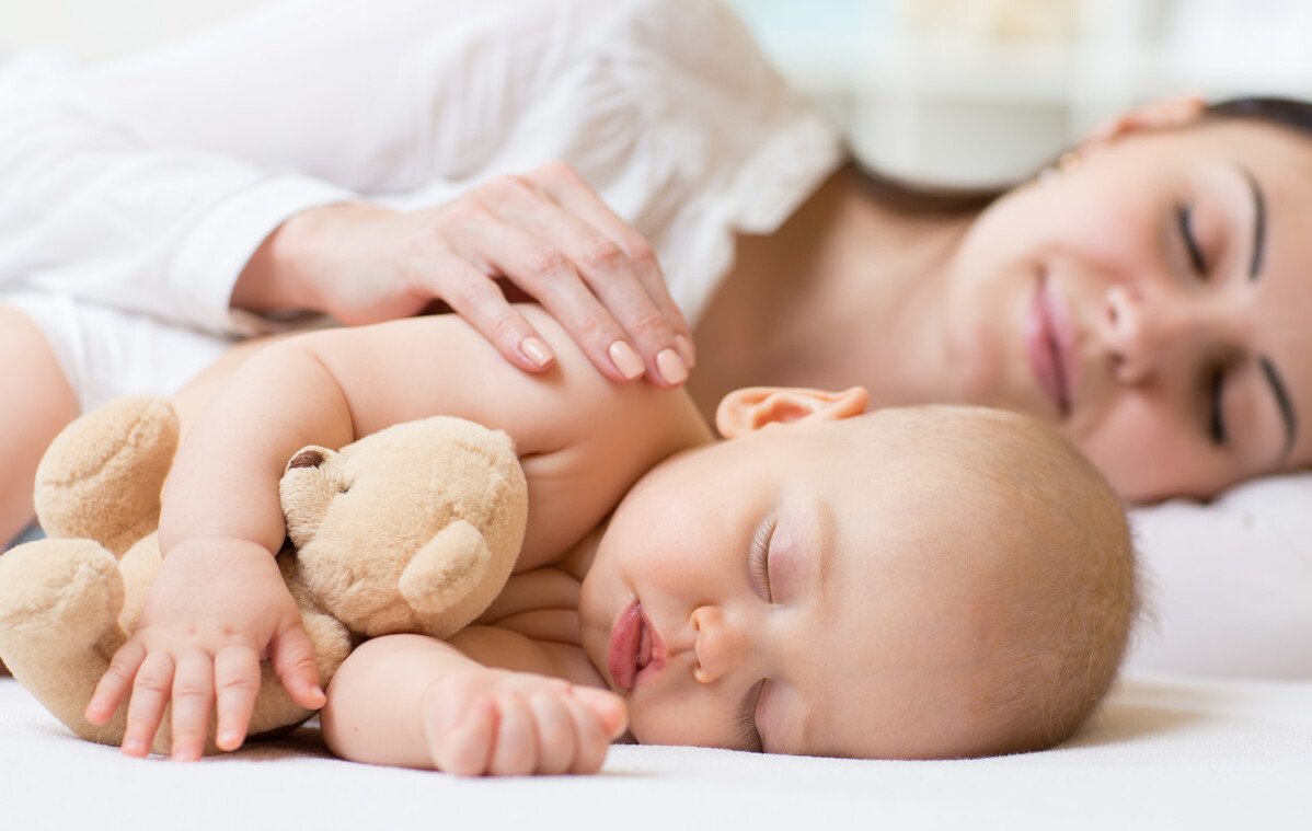 朝向|宝宝睡觉，头朝向有讲究，有一个方位让娃睡得安稳，大脑发育更好