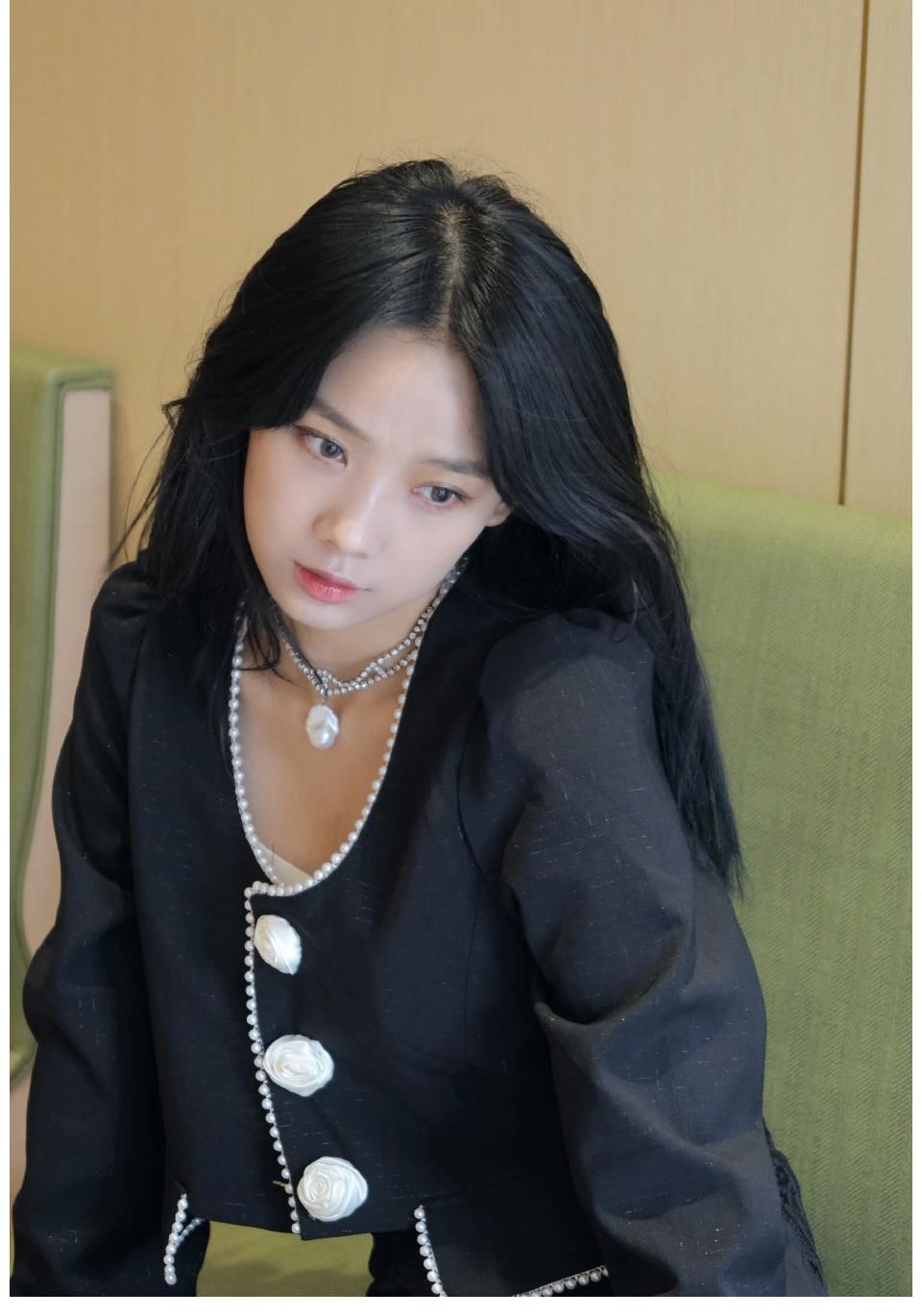 女人味儿 鲁照华身着秋季小西服，轻奢时尚又高级，活力四射