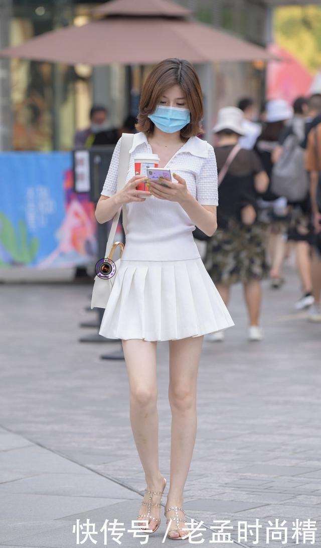 优点|街拍:白色系搭配优点多,身材过瘦的女生穿白色,清新唯美还显身材丰满