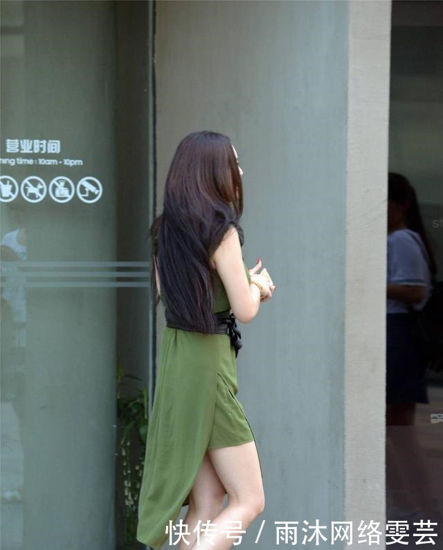 绿色连衣裙,黑色腰带增加装饰,浅灰色的尖头细跟鞋,衬托精致