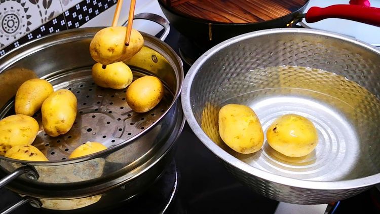 土豆又出新吃法,不煮不炸不凉拌,出锅比肉还香,一顿8个不够吃