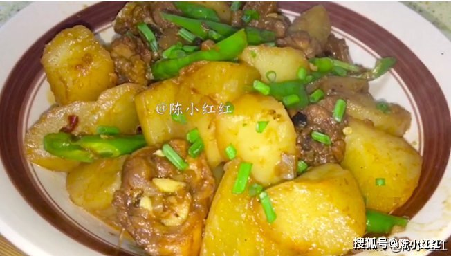 乱炖鸡肉炖萝卜,香辣过瘾,配上米饭吃超级的下饭,全家人都爱吃