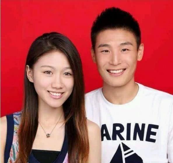 西班牙|武磊示爱娇妻,直言老婆在身边骂几句也舒服,两人球场一见钟情!