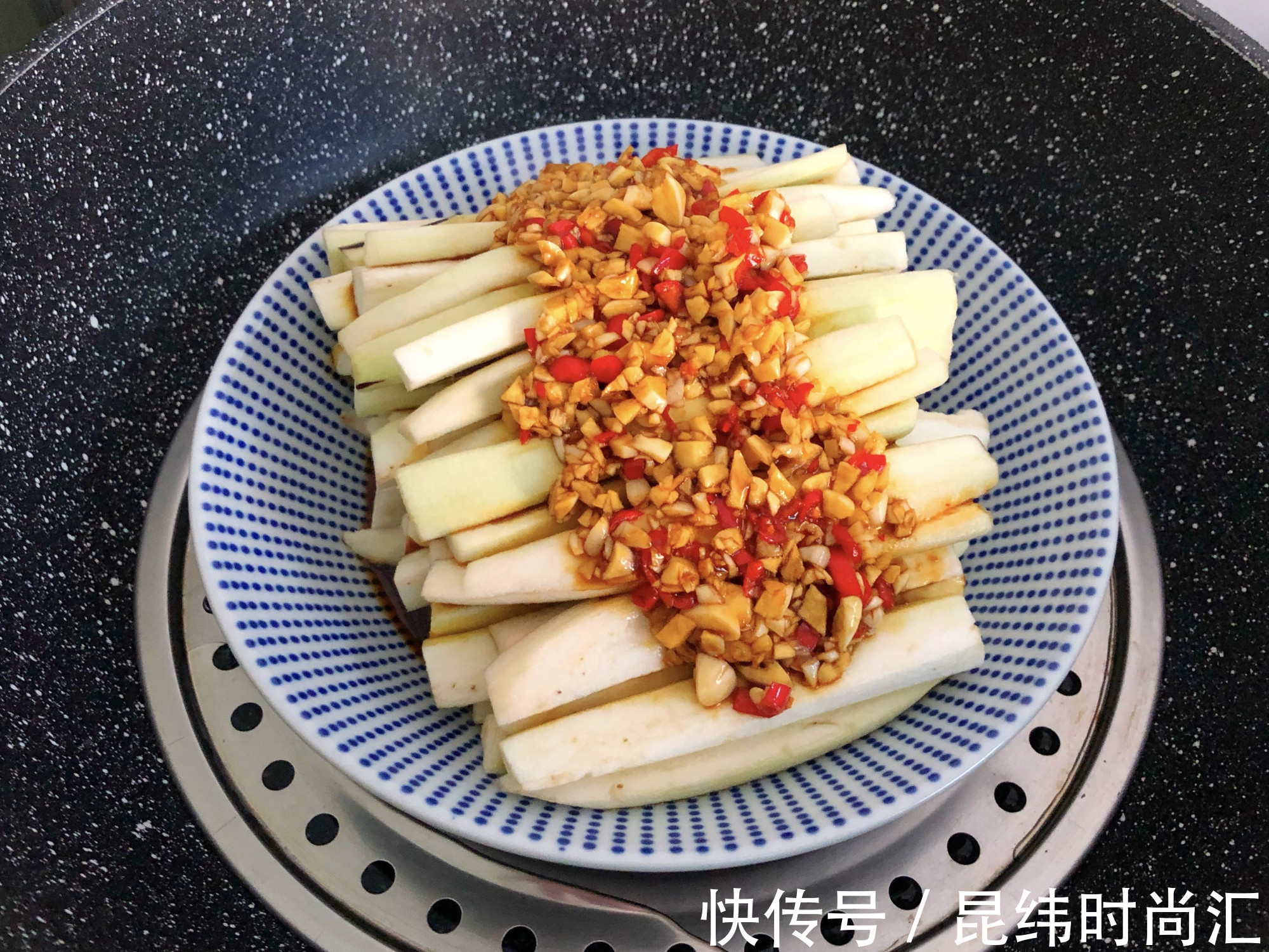 勿忘我|我家最近爱上茄子这做法，蒸一蒸就上桌，鲜美又下饭，快试试