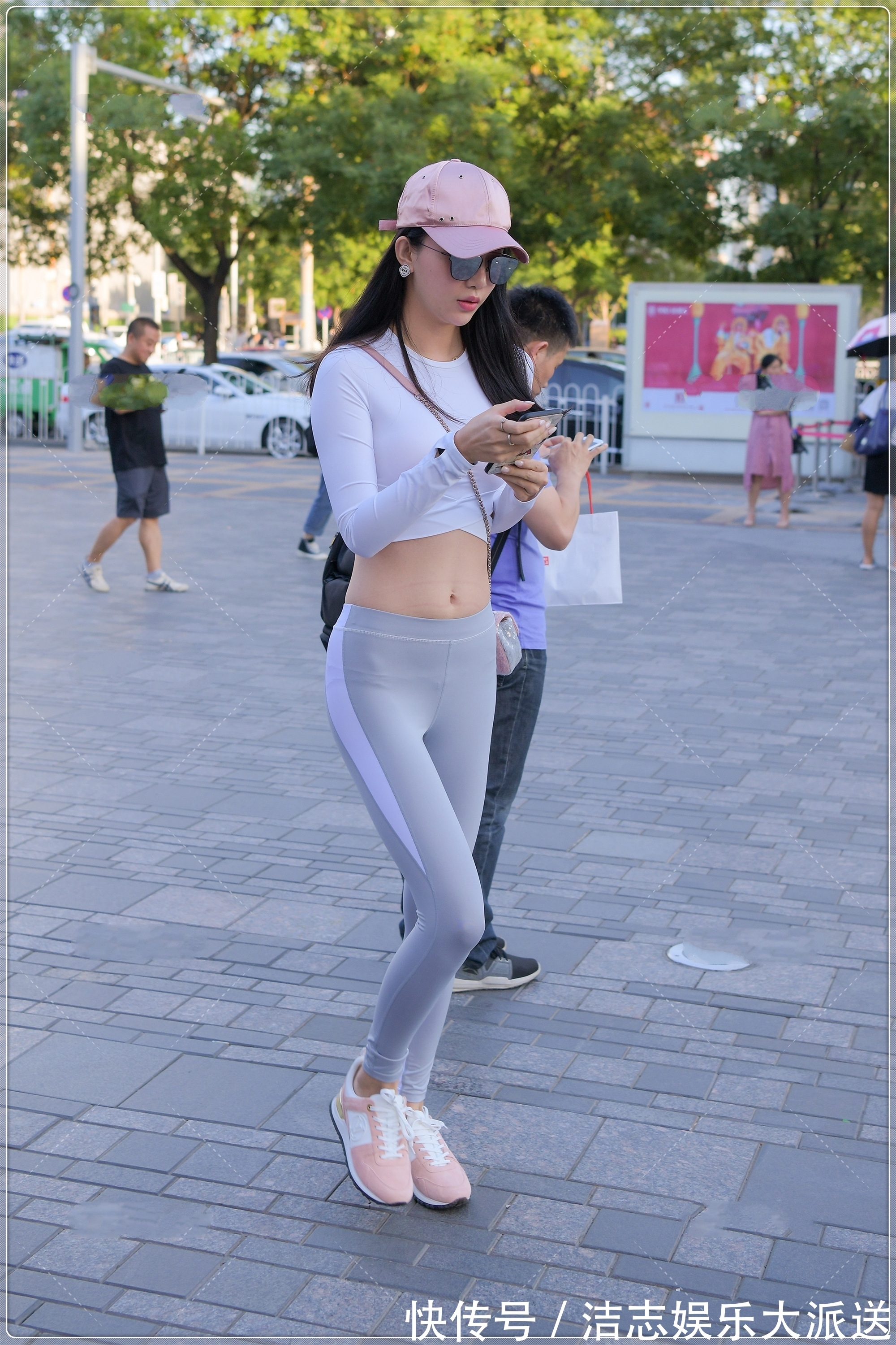 遮阳帽 粉色遮阳帽搭配纯白修身上衣,简单干净,活力四射