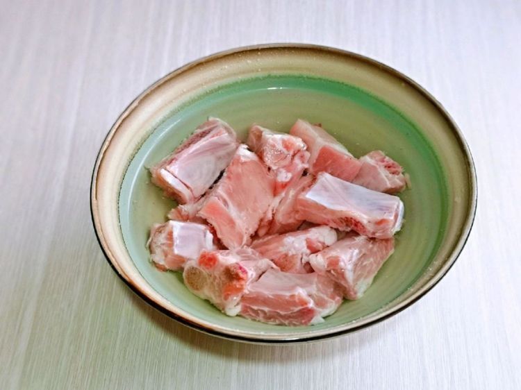 懒人版|懒人版排骨焖饭快速做法，米饭排骨蔬菜一锅端，吃一次就上瘾