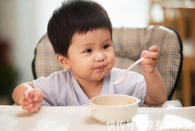 乳牙|宝宝出牙早晚和咀嚼发育有关，安排好辅食添加，牙齿才能长得好