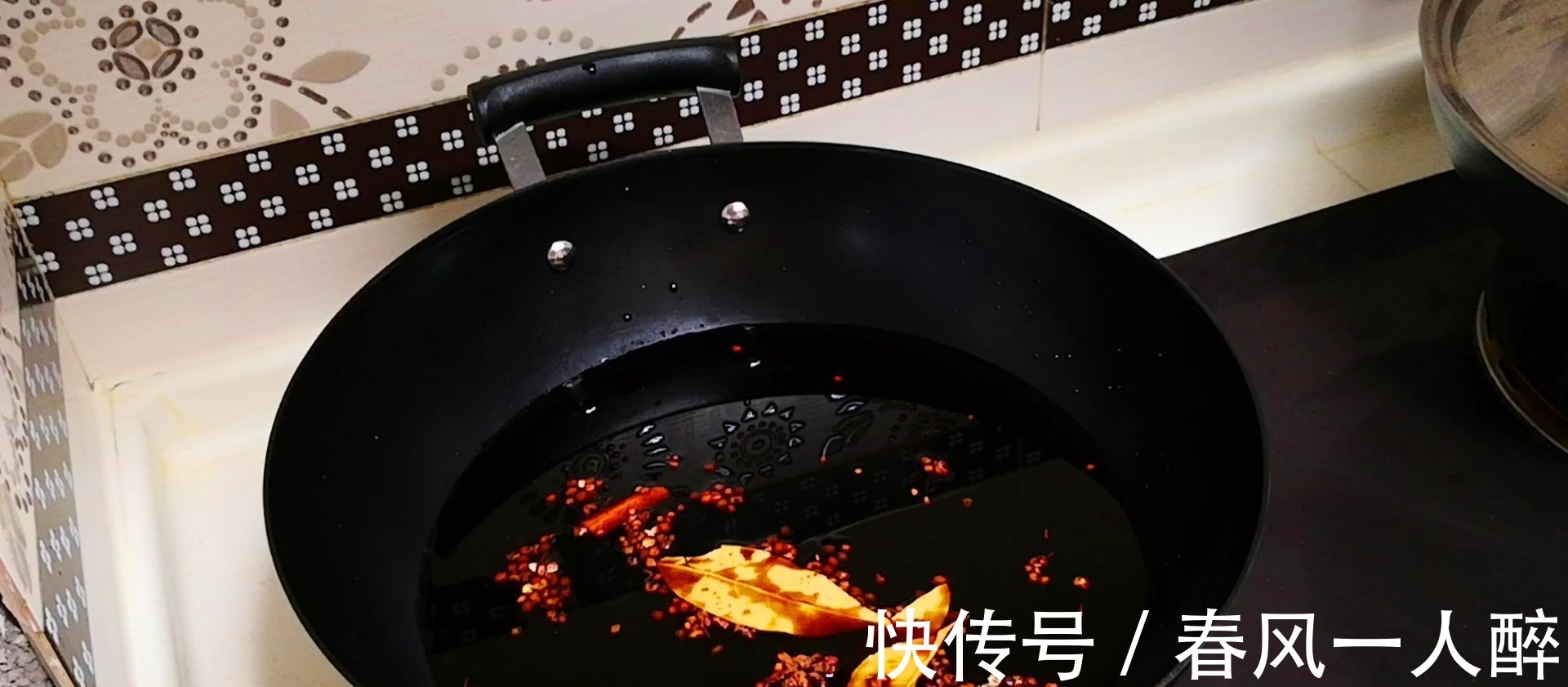 腌黄瓜时，只会加盐就外行了，多加1味调料，又脆又绿格外香！