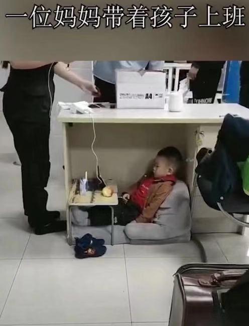 孩子|“最强宝妈”火了,孩子工作两不误,网友:太心酸