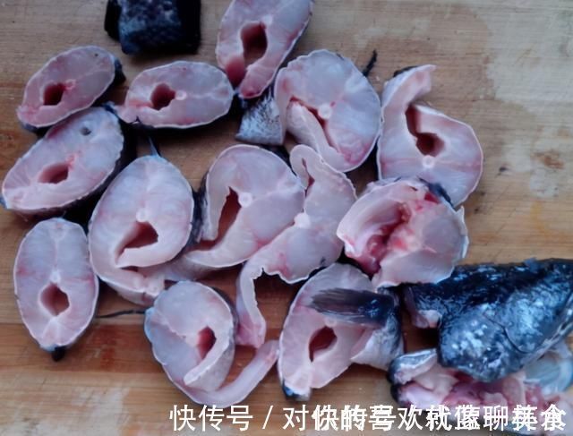 炖鱼汤时,记住“2放2不放”技巧,鱼汤奶白无腥味,鲜香十足