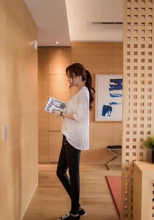 曲线|美女穿搭:光丝纯白中袖上衣,曲线身材挡不住,慢慢欣赏