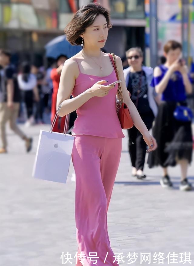 萝莉|“粉色萝莉”小姐姐,气质高雅,显白又减龄