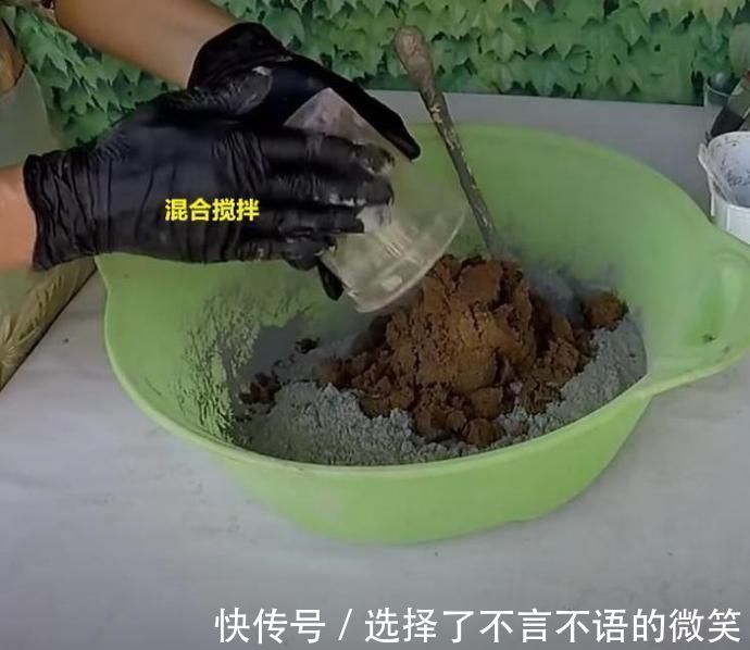 搅拌均匀|旧啤酒瓶我要留着,砸碎了和水泥,做个水磨石花盆比陶瓷的好看