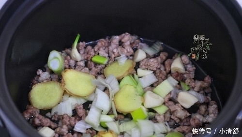 中午用2两肉炖了1锅菜，汤鲜菜香，无肉不欢的老公也抢着吃