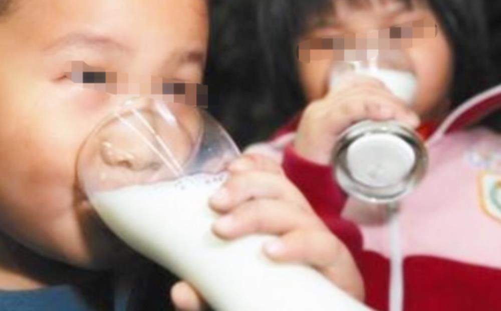 小何|坚持睡前喝牛奶3年,10岁男孩身高只有1米1,医生:喝奶时间不对