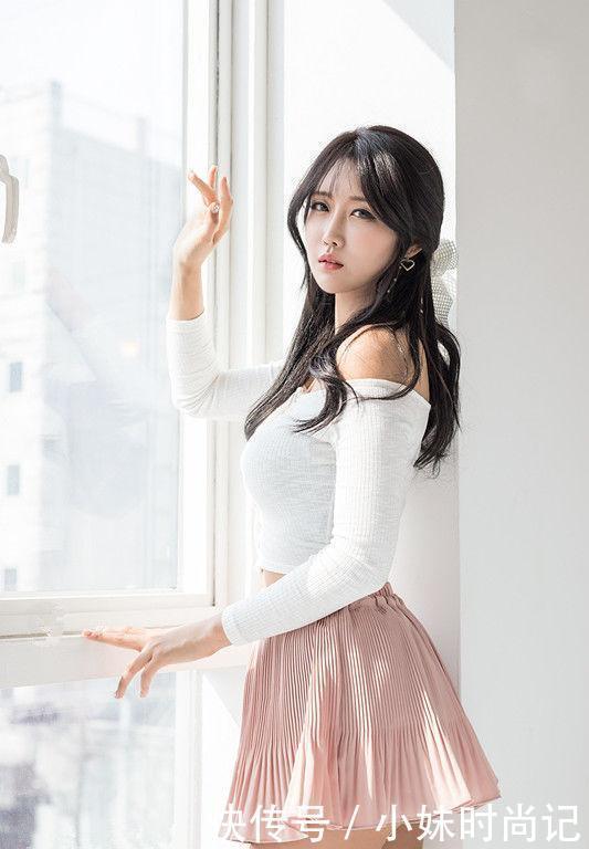 阳光|一字肩T恤搭配粉色百褶半身裙, 阳光可爱, 灵巧动人