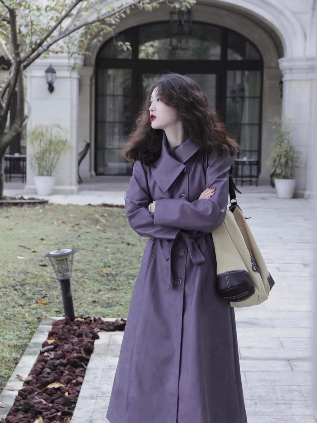 高跟鞋 秋天不一定要穿黑白灰,蓝色v领针织+半身裙,上身照样好看!