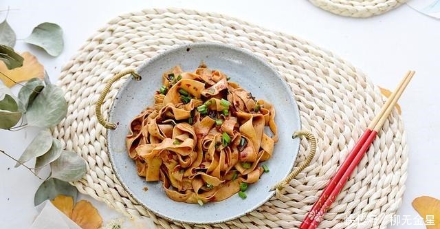 天越冷,这个菜在我家越受欢迎,辣味的豆皮炖起来