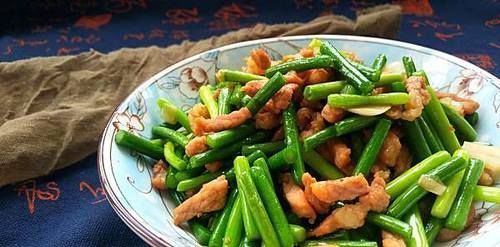 肉丝|炒猪肉时,先放油还是先放肉?很多人都搞错了,难怪肉又老又硬