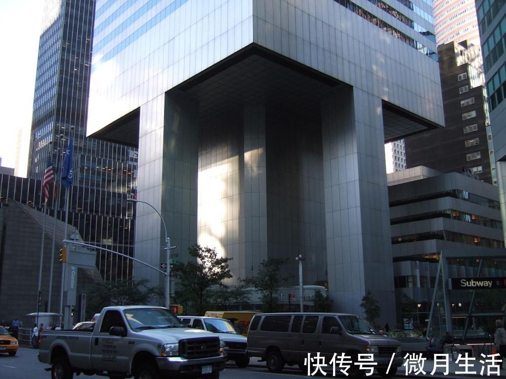 大厦|4根柱子支撑起来的大厦花费近58亿,建好一年就差点被吹倒