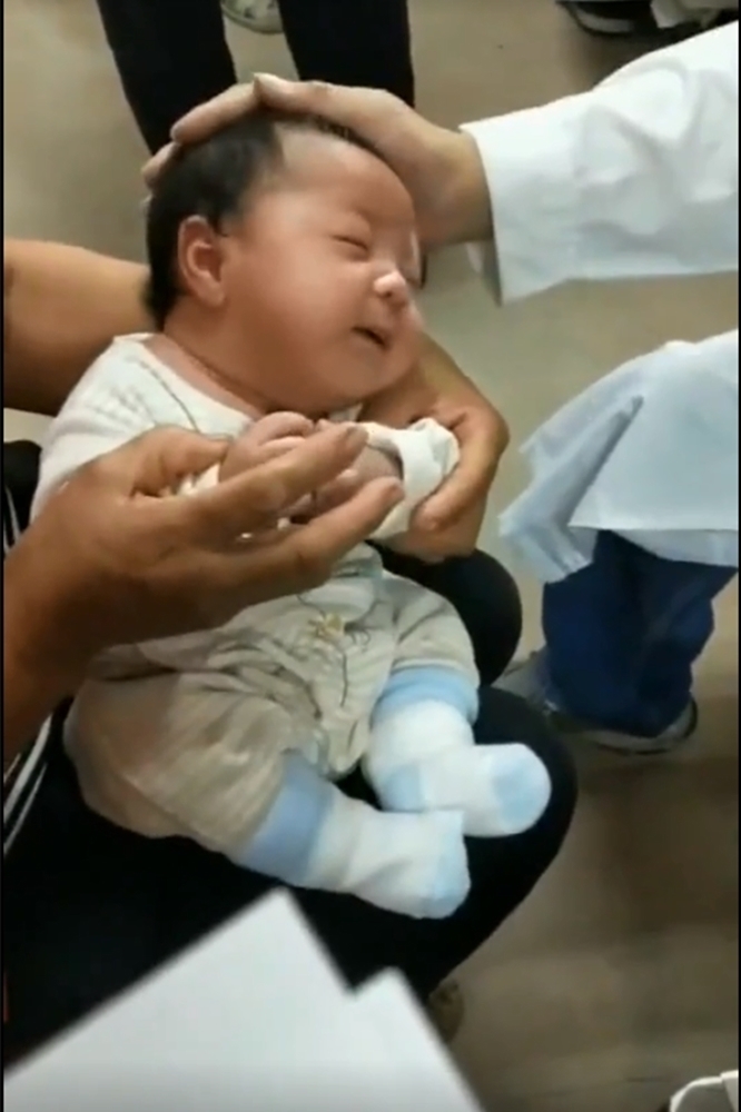 表情|刚满月就开始调戏医生了这小表情,可真是萌翻了