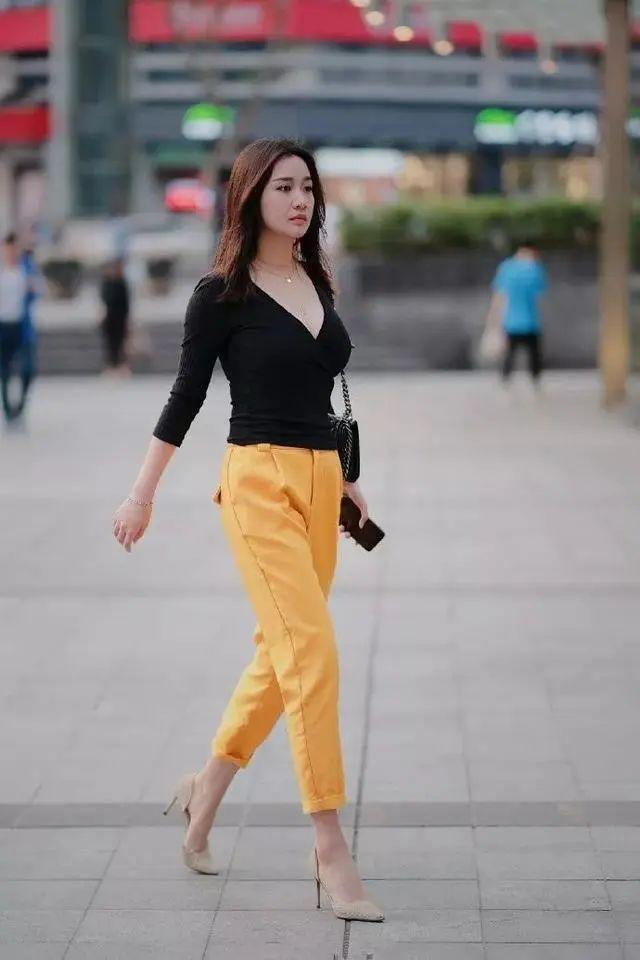 微胖|身材微胖的气质美女,柔美的上衣搭配热裤,让身材变得更加均衡