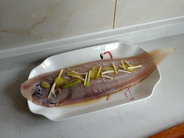 小米辣|这种鱼既珍贵又奇怪，不刮鳞只剥皮，简单一蒸，色香味俱全
