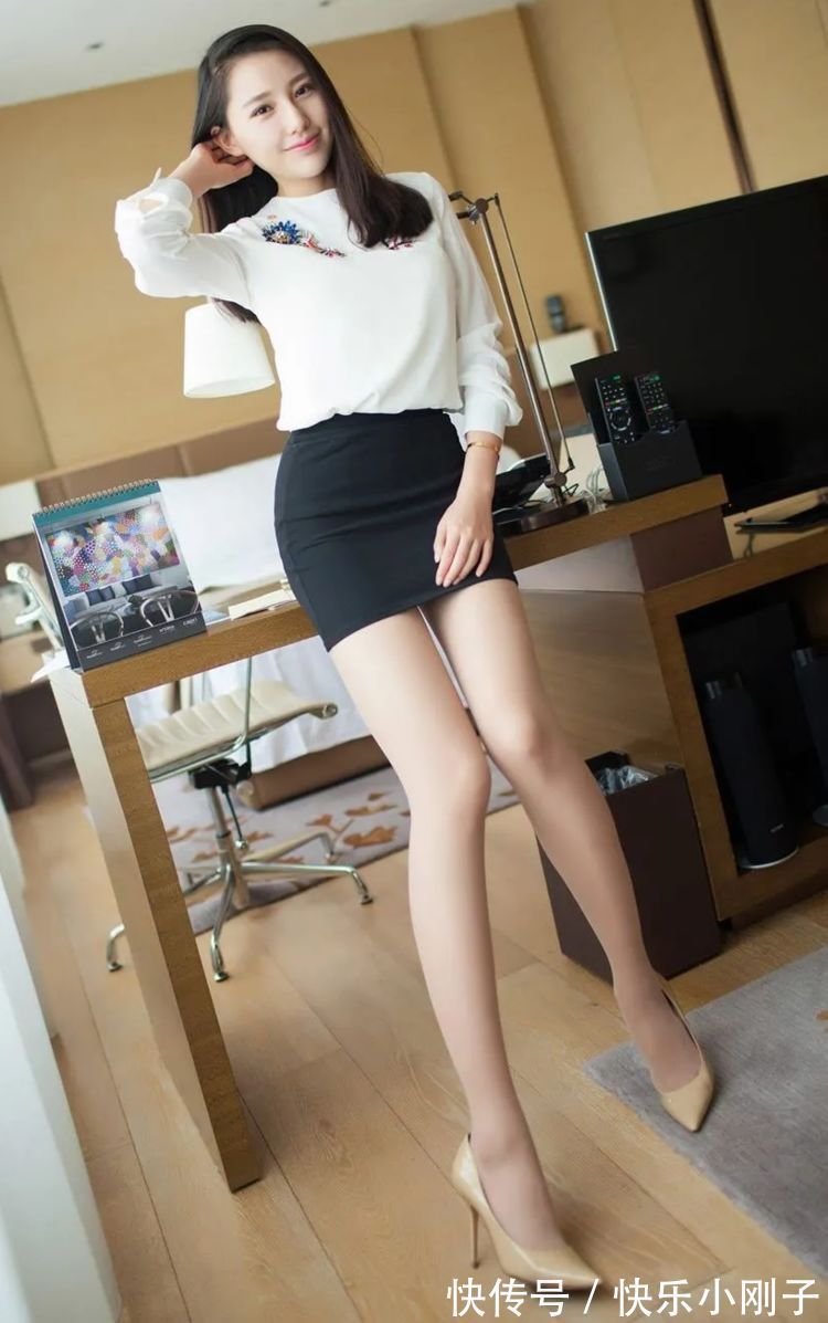 美女 长袖针织衫,搭配黑色短裙,凸显身高腿长效果
