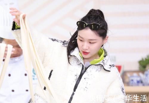 蔡徐坤|金靖当众占蔡徐坤便宜,杨颖坐一旁小声提点,谁注意她下意识的动作?