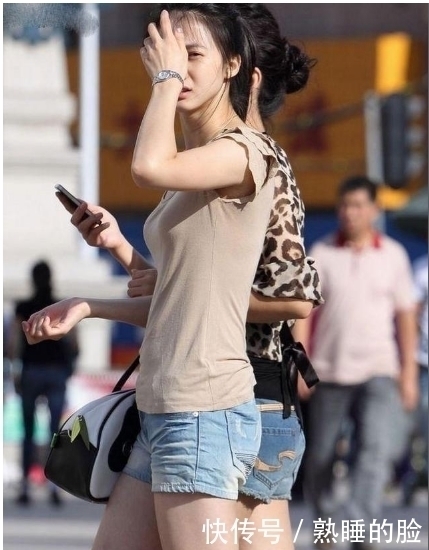 摇曳|紧身裤穿出清新的美感,妹子在行走间摇曳更美丽大方,个性满满