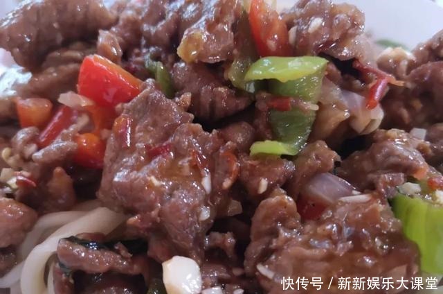 伊犁的烤包子、过油肉拌面和凉粉！