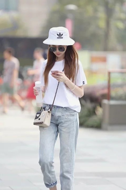 街拍：穿白色紧身上衣，搭配黑色短裙，秀出了美女好的身材