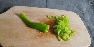 绿豆|小暑过后该吃它了!维C含量是绿豆的3倍,10秒做出一盘减脂菜