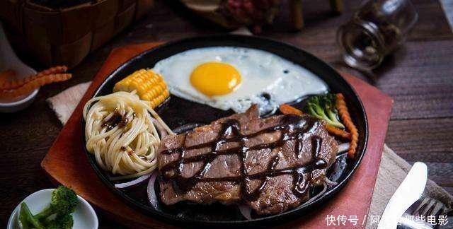  吃牛排时盘子里都有一个生鸡蛋，是用来干啥的看完别再闹笑话了
