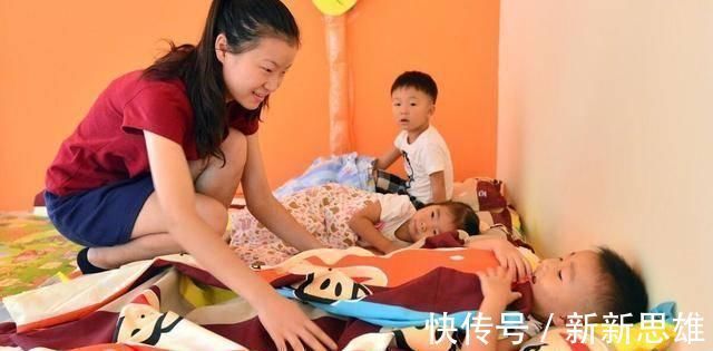 懂事|最懂事宝宝火了,上幼儿园自己哄自己睡觉,网友:好笑又心疼