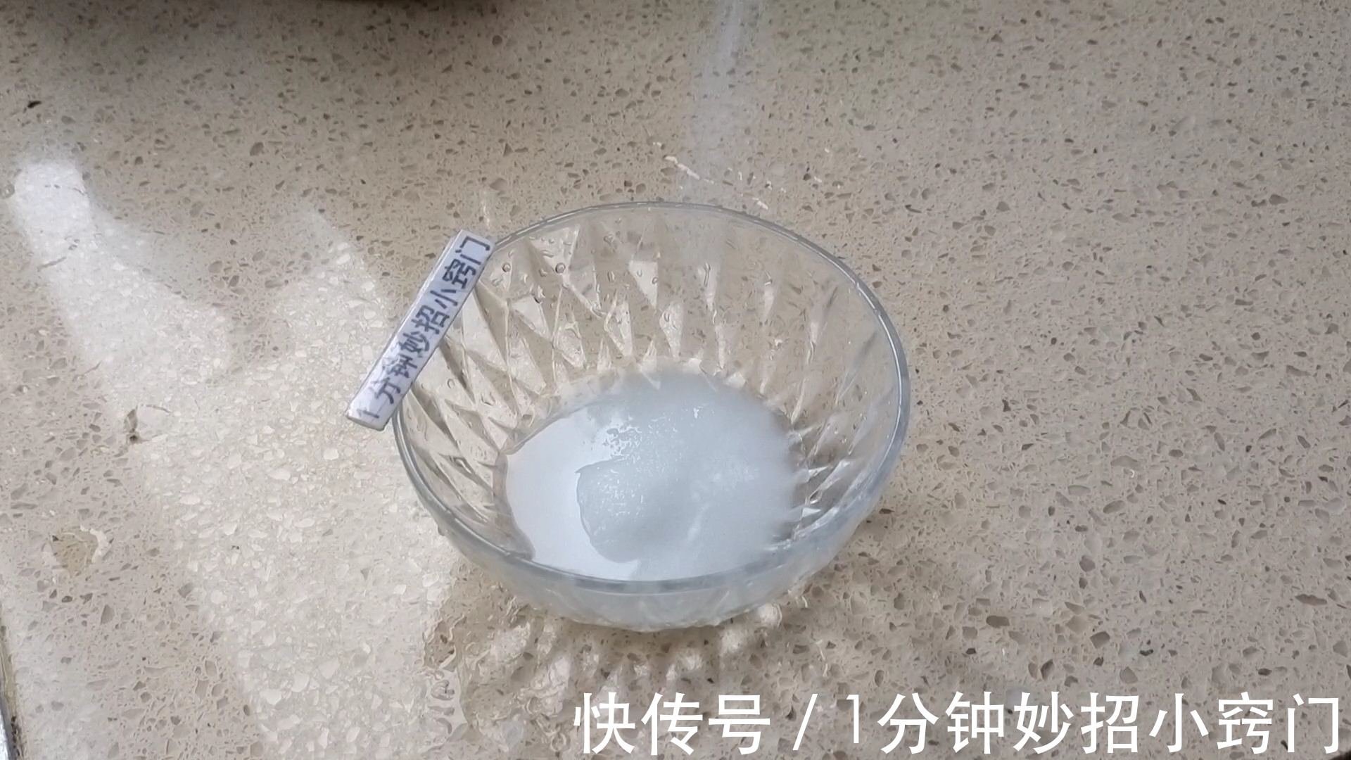 污垢|不锈钢锅发黑发黄怎么办?教你一招,抹一抹擦一擦,立马干净如新