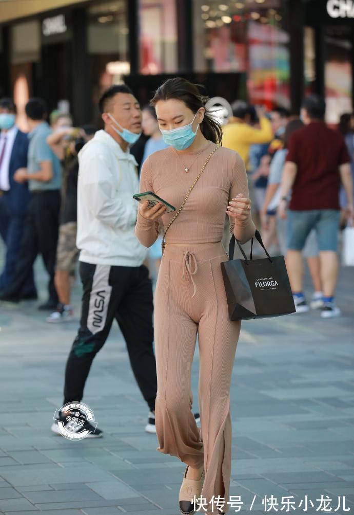 丝质 富有质感的打底裤充满青春的运动活力，不用多花心思，又美又飒