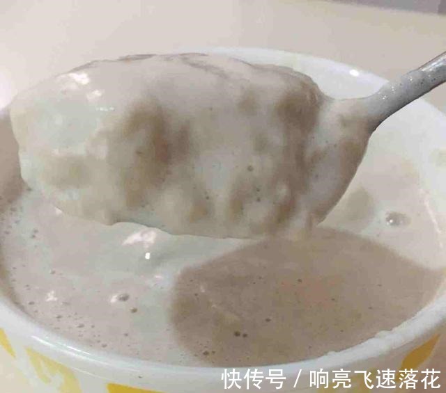 奶昔|一根香蕉一包牛奶,做出比甜品店好吃的奶昔,宝宝把碗底都吃干净!
