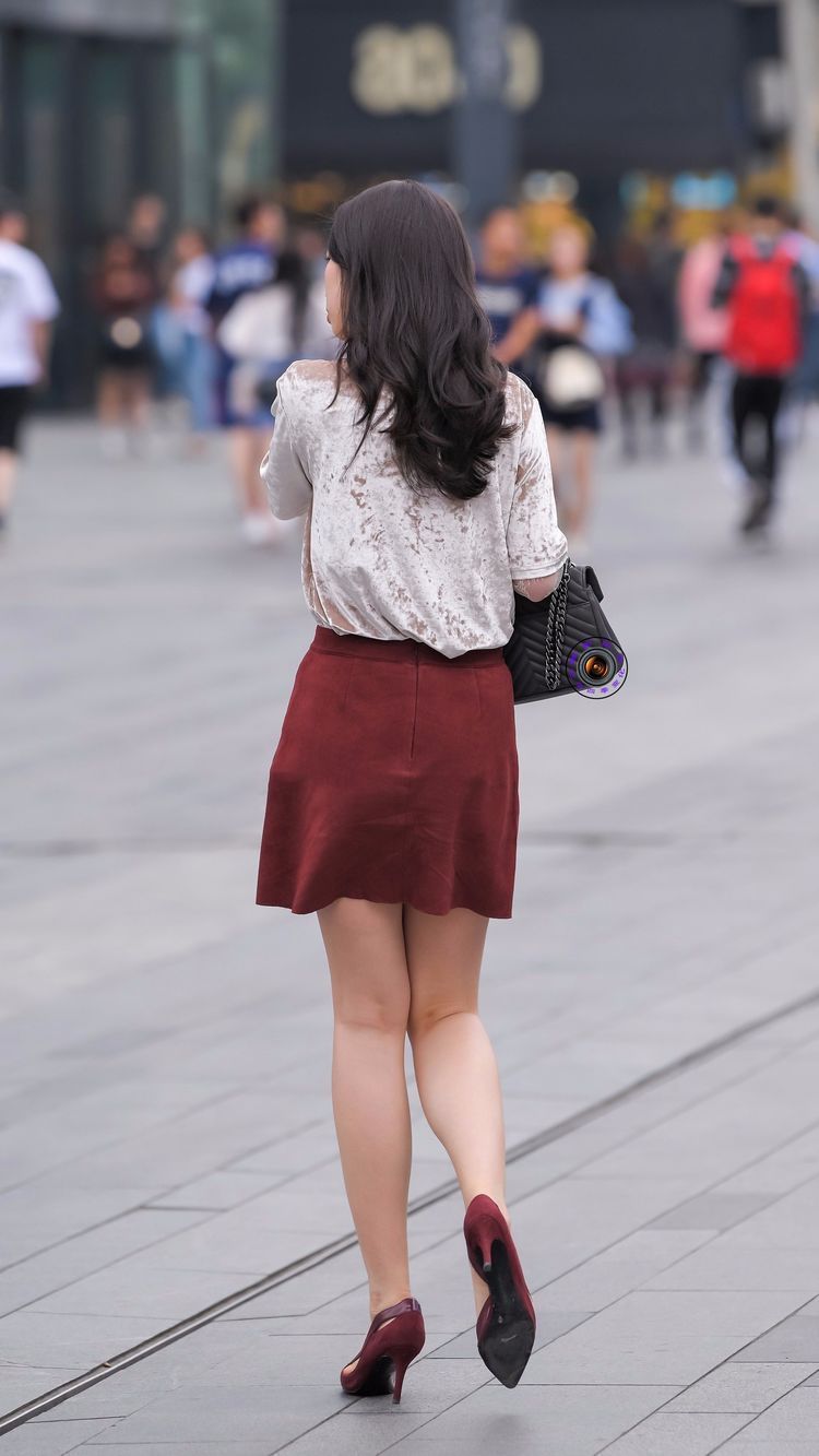 魅力|美女选择裙长不过膝盖的半身裙,还有能凸显个性魅力