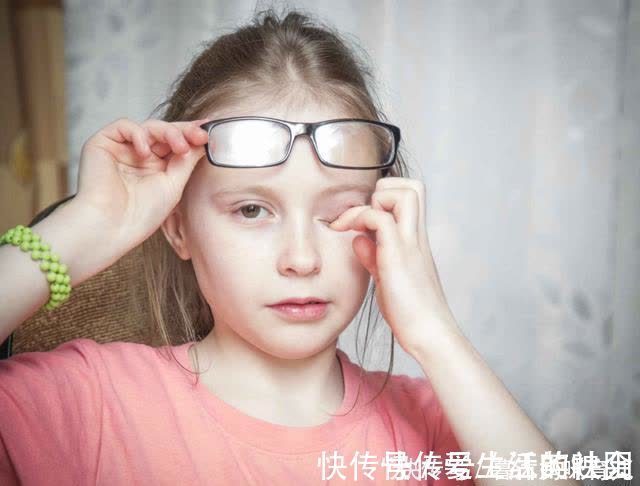 世界视力报告|不让玩手机,就不会近视?孩子4个用眼坏习惯,看书也能近视