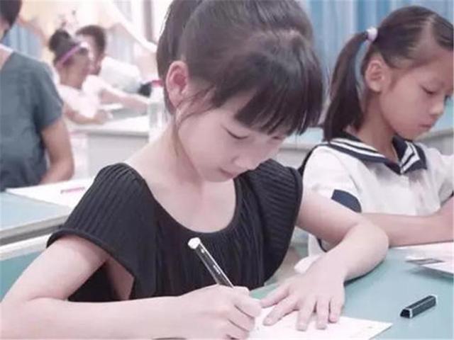 潜能$9岁男孩写字似印刷体,老师不忍打红叉,网友调侃:当代王羲之