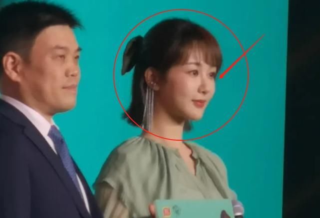 活动|杨紫新造型师不经夸，杨紫参加活动打回原形，生图状态我没看错？