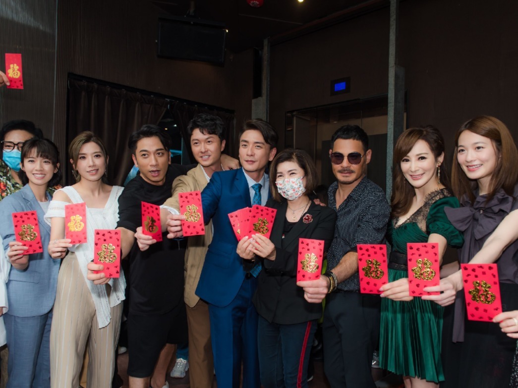 蕾丝|罗霖虽是“阿姨”的年龄,墨绿色连衣裙成熟优雅,气质不输小姑娘