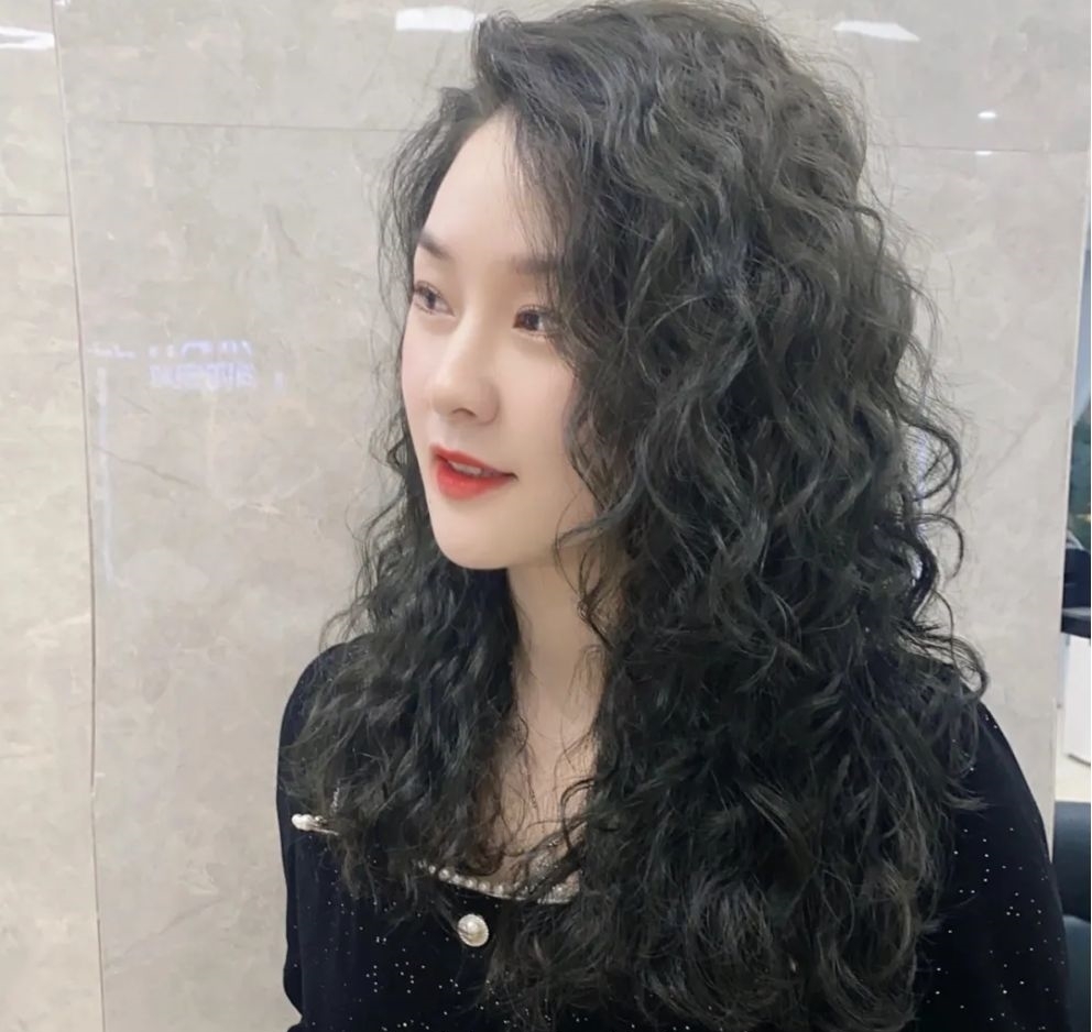 时尚 今年年底发型怎么剪?全头卷齐刘海狼尾发都不错,精选15款任你挑