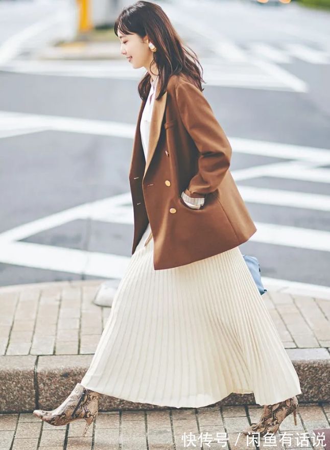 连衣裙 今年裙子“穿长不穿短”,这4个搭配方案太显气质,适合40岁女人