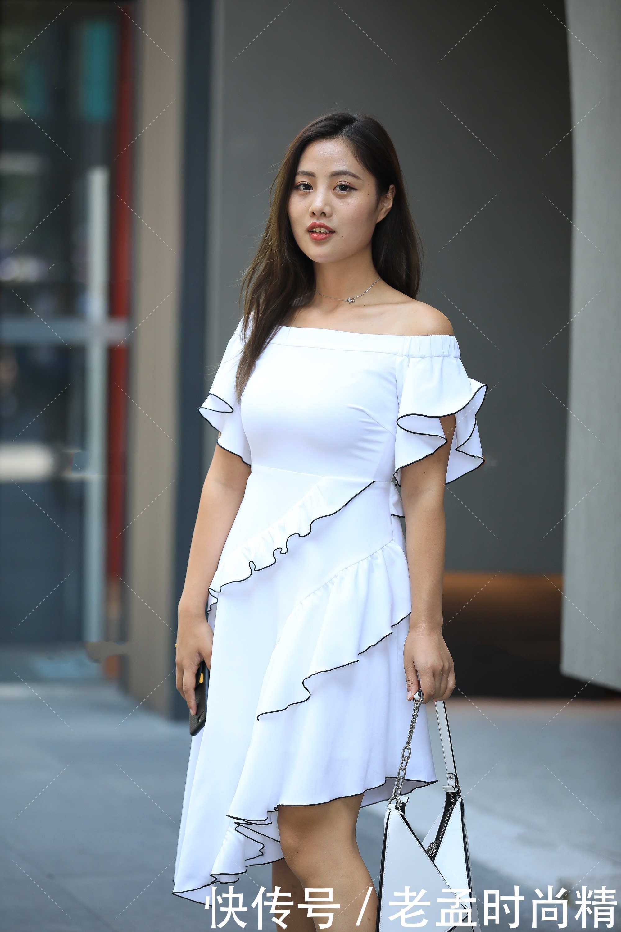 街拍：一字肩荷叶边裙摆连衣长裙, 时尚简单, 清纯动人