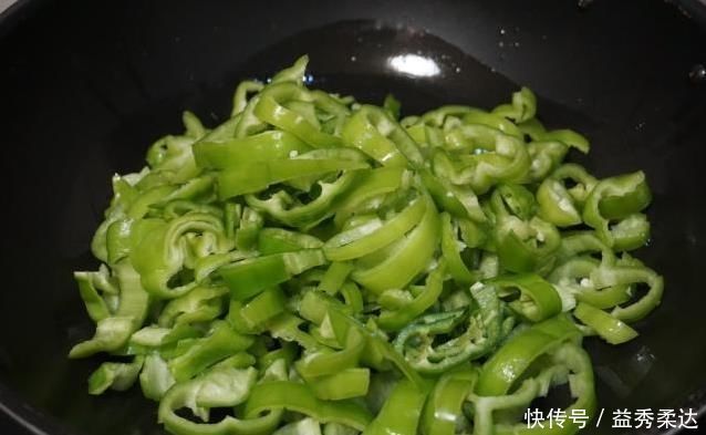 一家三口的家常晚餐,10块钱做一大桌,朋友说你家老公女儿真幸福