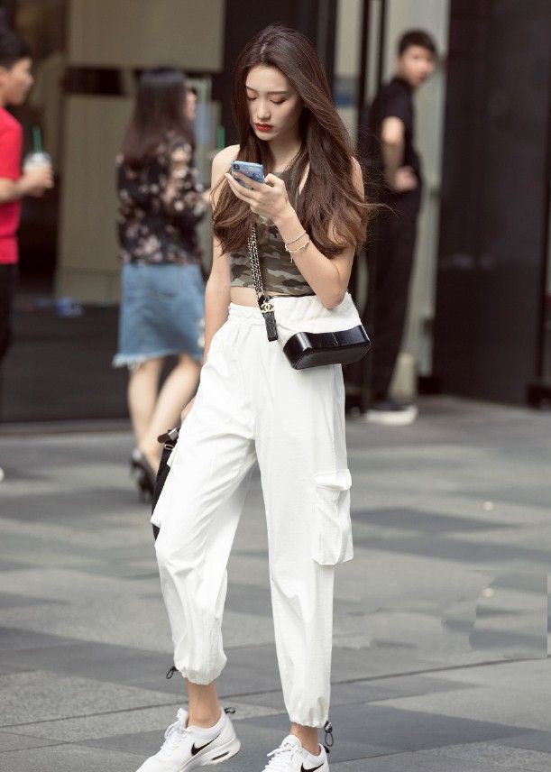 外套|街拍:丸子头的少女,牛仔外套搭配黑色短裤,青春的气息扑面而来