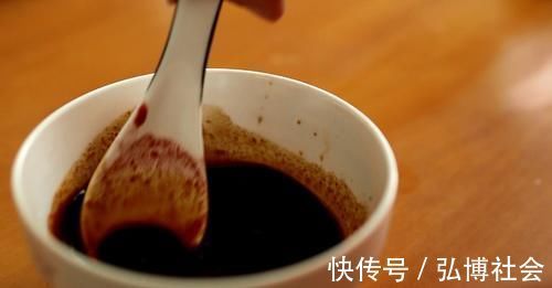 炖猪蹄怎样能上色，只要加了这“三样”，猪蹄红润脱骨，软烂入味